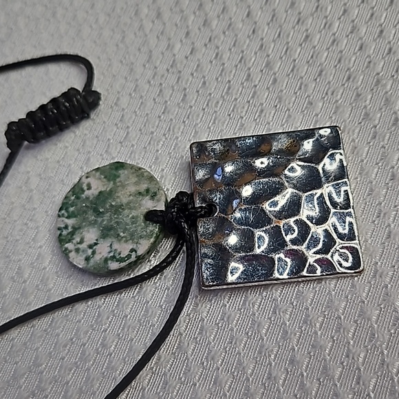 GREEN STONE AND METAL WITH PULL CORD NECKLACE - Picture 4 of 8